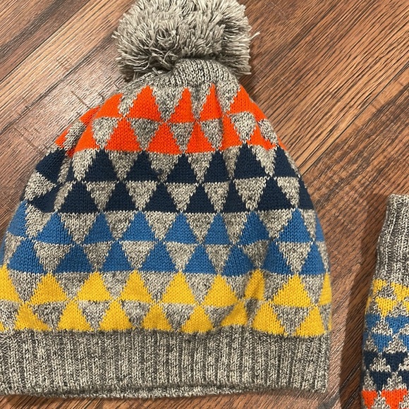 Boys beanie and mitten set size M/L toddler - Picture 2 of 6